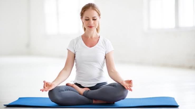 Pose Yoga Sederhana yang Bisa Dilakukan di Rumah